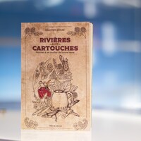 Le livre posé sur une table.