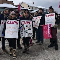 Les employés du local 2049 du Syndicat canadien de la fonction publique manifestent au moment du déclenchement du lock-out le 23 décembre.