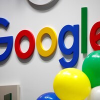 Le logo de Google à côté de ballons.