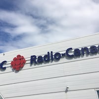 L'enseigne de l'édifice de Radio-Canada.