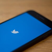 Le logo du réseau social Twitter apparaît à l'écran d'un téléphone cellulaire.