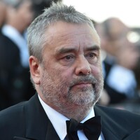 Le producteur et réalisateur français Luc Besson prend la pose sur le tapis rouge du Festival de Cannes.