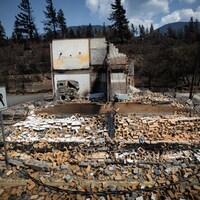 Un bâtiment complètement rasé par les flammes à Lytton, en Colombie-Britannique.