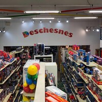 Les rangées de jouets de Deschênes vues de haut.