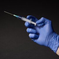 La main d'une personne avec un vaccin.