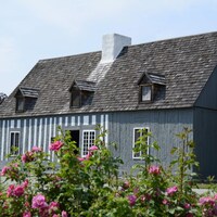 La maison Lamontagne, qu'on voit ici de biais, est la plus ancienne maison ouverte au public dans l’Est-du-Québec. Témoin de la Nouvelle-France, elle a été construite en 1744.