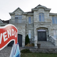 Une maison avec une pancarte « vendu ».
