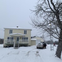 Une grande maison dans un décor hivernal.