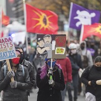 Des manifestants brandissant des pancartes.