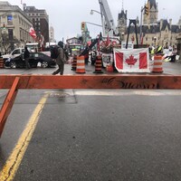 Une barrière devant une manifestation.
