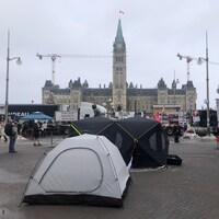 Des tentes installées dans une manifestation devant le parlement à Ottawa.