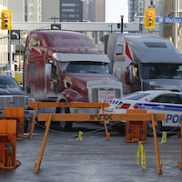 Des camions bloqués par des des barricades policières dans un centre-ville