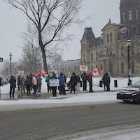 Quelques manifestants devant l'Assemblée législative à Fredericton, lundi.
