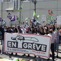Des employés manifestent devant l'usine.