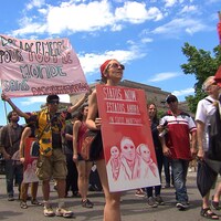 Des manifestants à Montréal réclamant la régularisation du statut de tous les migrants.
