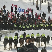 Le déploiement policier au coin des rues Bank et Wellington. Sept corps de police prêtent main-forte au Service de police d'Ottawa.