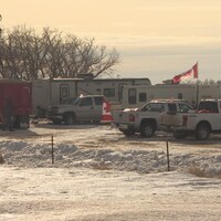 Un groupe de manifestants s’installent sur une propriété privée à la frontière dans le sud-est de la Saskatchewan pour appuyer les autres convois partout au pays.