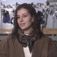 Manon Rhéaume, en entrevue dans un vestiaire de hockey.