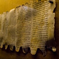 Les manuscrits de la mer Morte exposés sur le mur d'un musée.