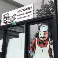 L'affiche du commerce mentionne que l'épicerie sera ouverte tous les jours.