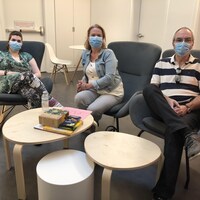 Marie-Christine et ses parents Nathalie Ferland et Guy Drolet sont assis sur des chaises.