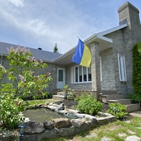 Une maison avec le drapeau ukrainien.