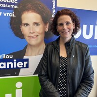 Marilou Vanier pose devant une de ses pancartes électorales.