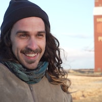 Le chanteur du groupe Ponteix en entrevue devant le silo à grain du village fransaskois Ponteix.