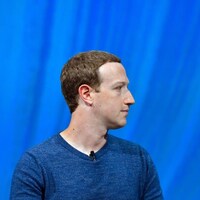 Mark Zuckerberg de profil sur un fond bleu 