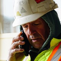 Martin Laflamme, dirigeant de MMKBOV, est au téléphone sur un chantier à Cochrane, le 9 mai 2020.
