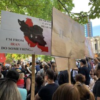 Des manifestants qui brandissent des pancartes appelant à plus de libertés en Iran, Calgary, 25/09/2022.