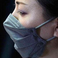 Une femme porte un masque à Tokyo, au Japon.