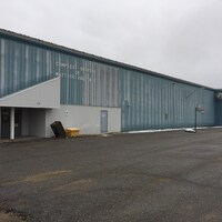 Un parking désert près d'une vieux complexe sportif