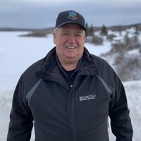 Maurice-Migneault devant l'école de Mont-Brun, le bureau de poste et la Coopérative alimentaire.
