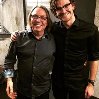 Un jeune homme pose avec Robert Paquette.