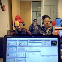 Trois personnes dans un studio de radio.