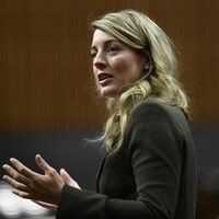 Mélanie Joly s'adresse aux députés à la Chambre.