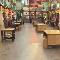 L'intérieur de La Fourche avec des tables en premier plan et un bar en arrière-plan.
