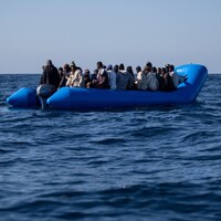 Un groupe de personnes dans une embarcation en mer