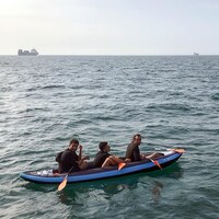 Trois hommes à la dérive dans un canot gonflable sur la Manche. 