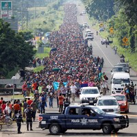 La file de migrants s'étend sur l'autoroute.