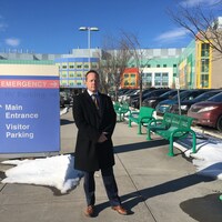 Mike Parker se tient devant l'hôpital pour enfants de l'Alberta. 
