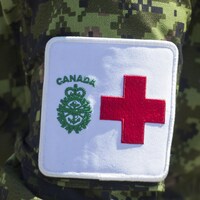 L'enseigne des Forces armées sur la manche d'un uniforme militaire.