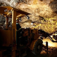 Un ouvrier utilise une excavatrice dans la mine 777 de Flin Flon.