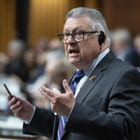 Ralph Goodale debout.