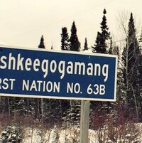 Panneau routier indiquant la Première Nation Mishkeegogamang