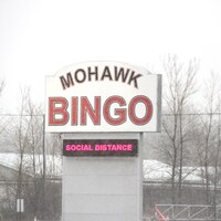 La pancarte du bingo, sous la neige.