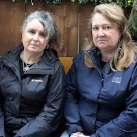 Sheena et Correne Antrobus sont assises sur un banc, à Victoria, le 5 mai 2022.