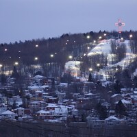 Les pistes du mont Bellevue s'illuminent en fin de journée l'hiver.