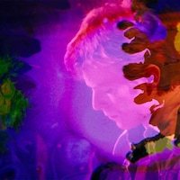 Une photo de David Bowie modifiée aux couleurs vives et aux motifs psychédéliques.
